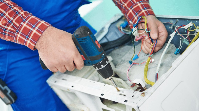 Kula Ariston Ariston çamaşır makinesi kart tamiri – Su almama arızası orijinal parça ile giderildi. - Teknik servis örneği